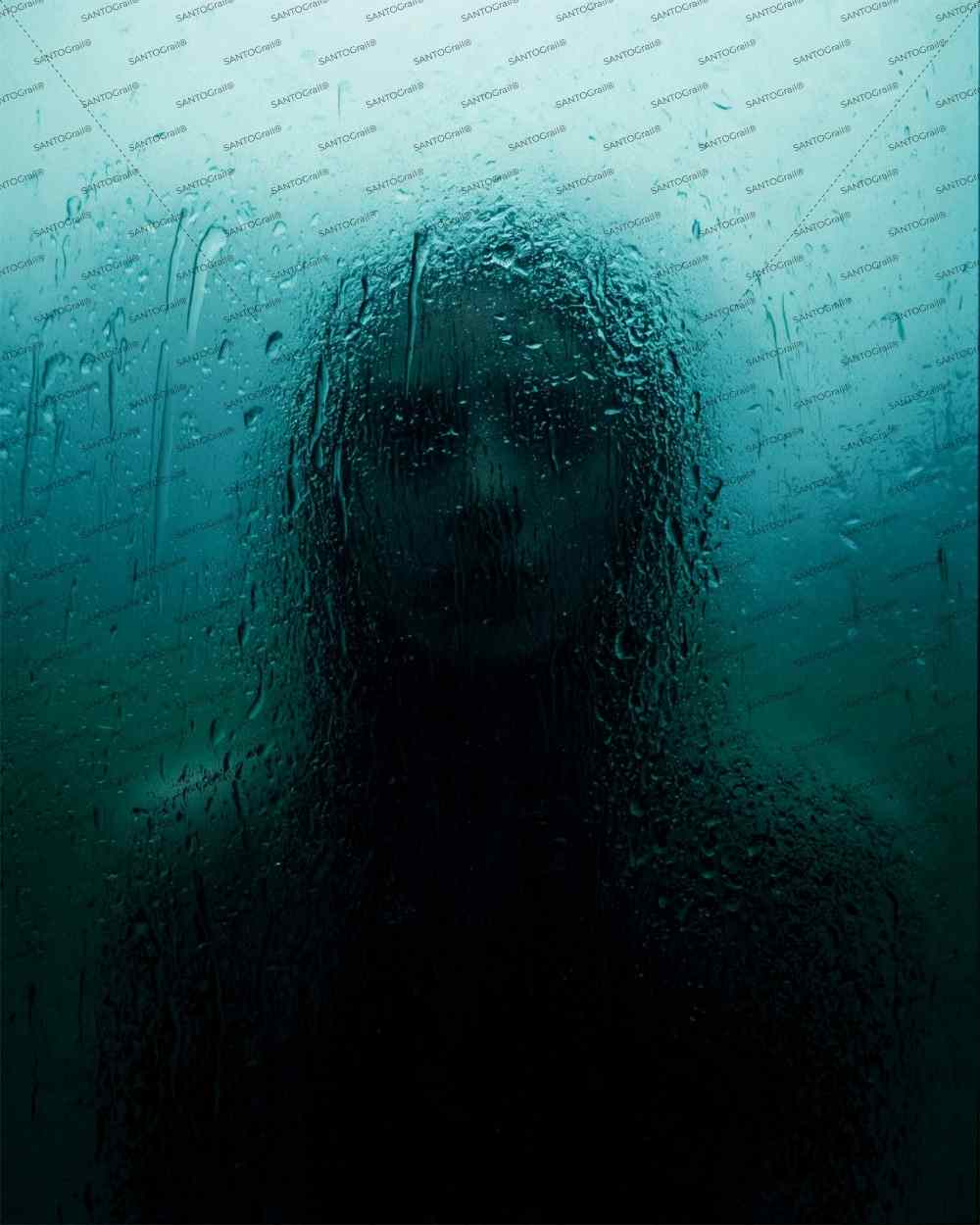 Blurred-female-silhouette-behind-wet-frosted-glass, Imagen Maestra de Alta Resolución (4800px x 6000 px).