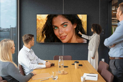 La Esfinge Esmeralda Mirada Inmortal. Lienzo digital curatorial. Arte premiun de alta gama para usarlo como fondo de pantalla o wallpaper en televisores inteligentes, smart tv´s.